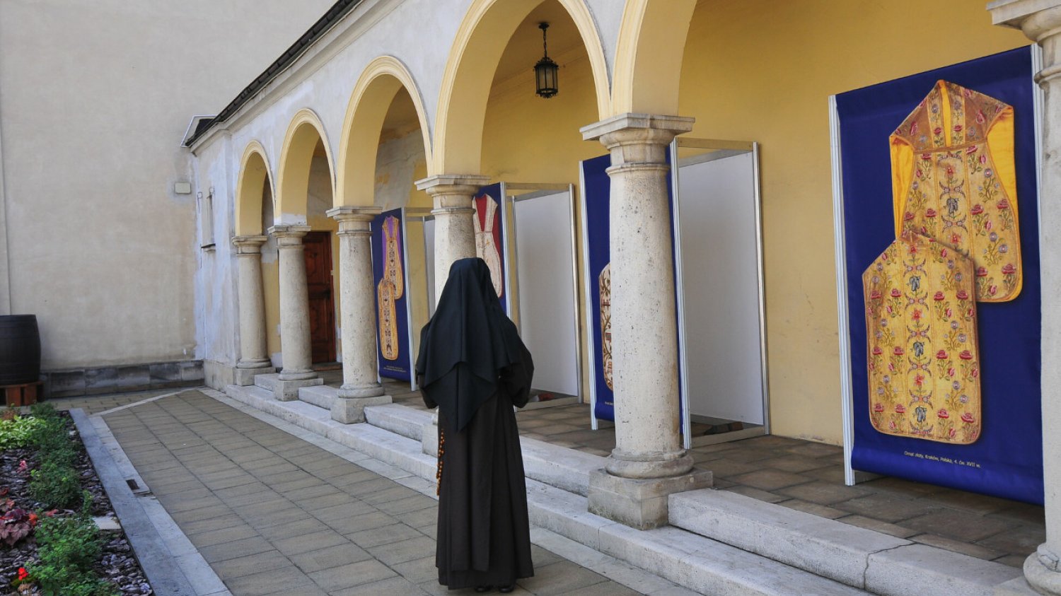 "Socjolodzy religii zwracają uwagę, że często surowy klasztorny reżim przyciąga kobiety wykształcone, intelektualistki" – podaje KAI.