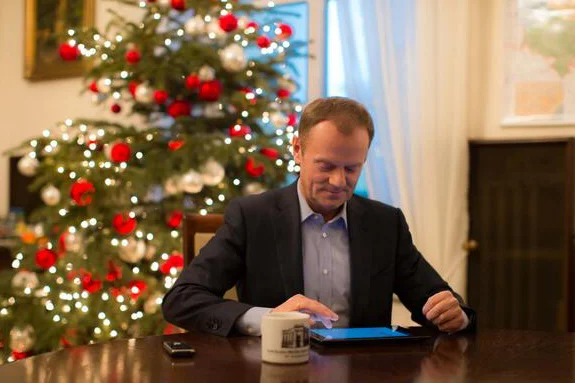 Donald Tusk odpisuje na Twitterze na pytania internautów podczas #podsumowanie2013