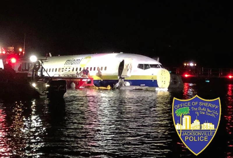 Boeing 737 wpadł do rzeki przy próbie lądowania na Florydzie. Na pokładzie było 136 pasażerów.