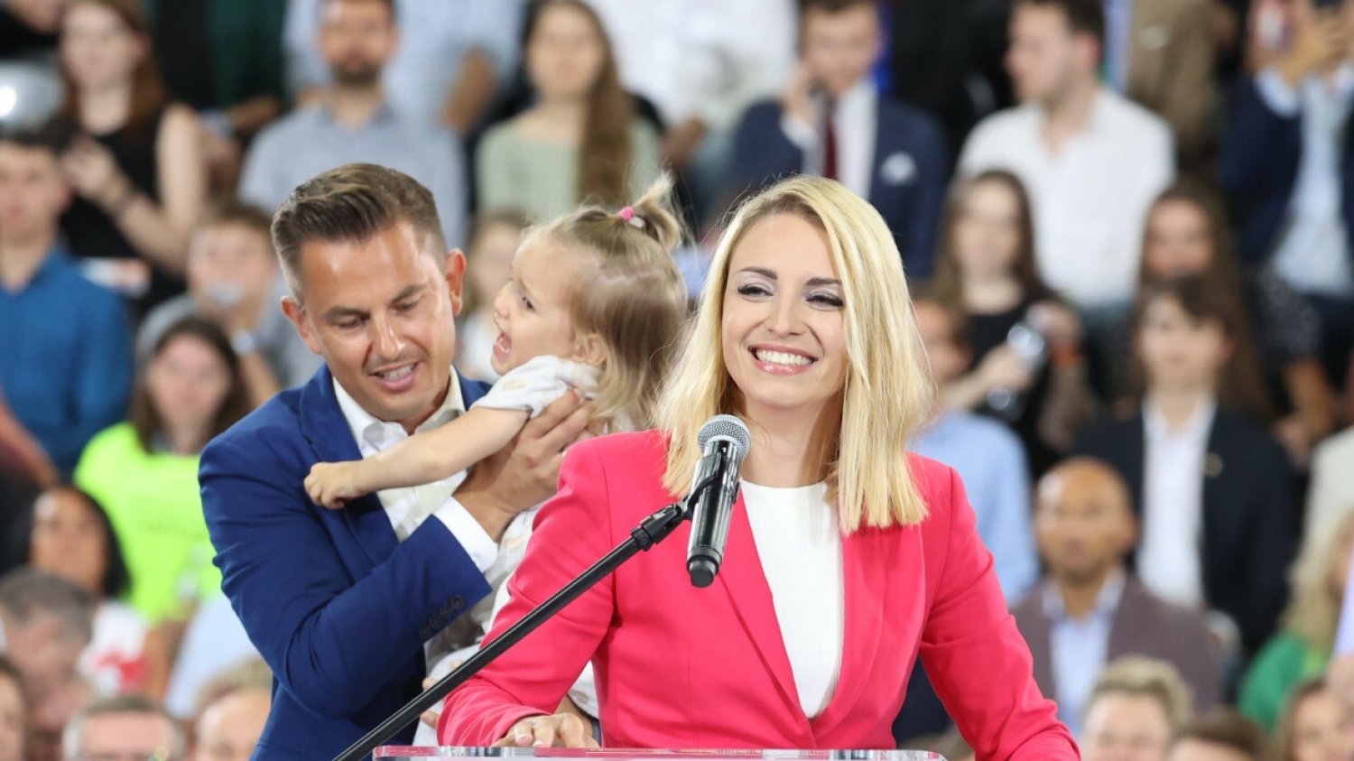 Kinga Gajewska pojawiła się na spotkaniu z Tuskiem. Dostała owacje.