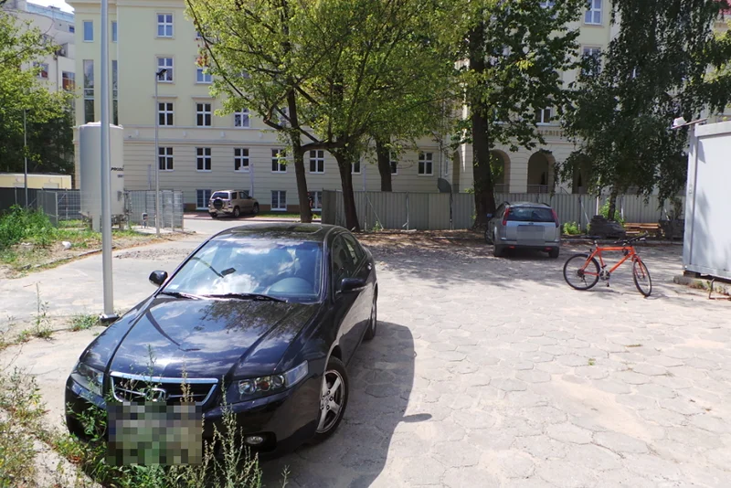 Podczas Powstania w miejscu, gdzie stoją przednie koła czarnego samochodu był grób Kaprala Kasztana