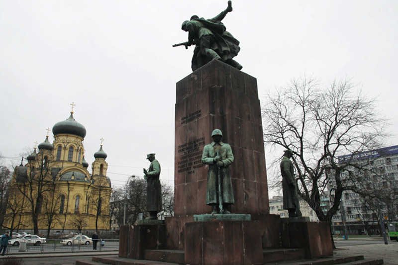 Warszawski radni PiS nie chcą pomnika "czterech śpiących"