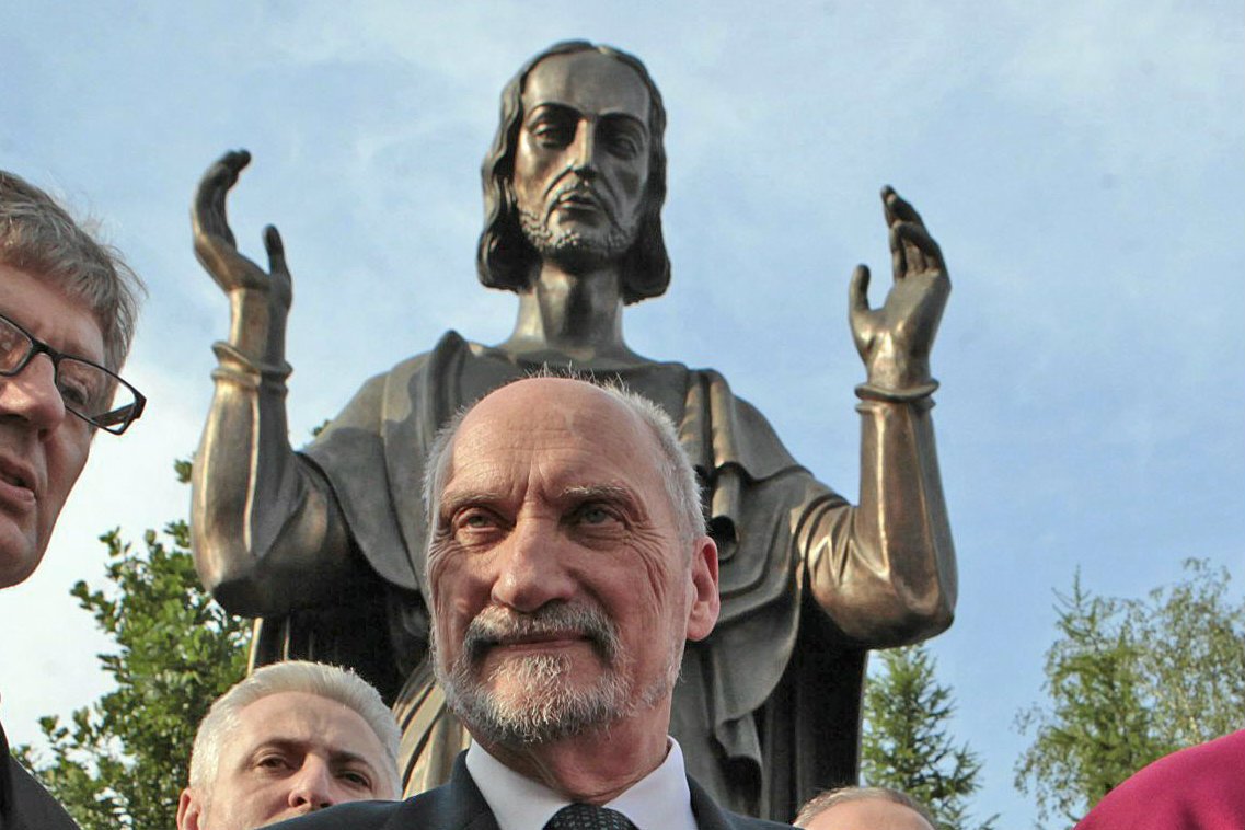 Antoni Macierewicz i Tadeusz Rydzyk pałają do siebie dużą sympatią. Redemptorysta ubolewał nad tym, że polityk stracił stanowisko w MON. Teraz działania Rydzyka wchodzą w nową fazę.