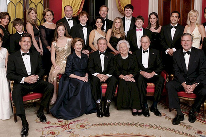 Bushowie to obecnie najpotężniejsza polityczna dynastia Ameryki. W środku siedzi George W. Bush, na prawo George H. W. Bush oraz Jeb Bush.