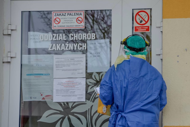 17-latek miał nietypowe objawy zakażenia koronawirusem.