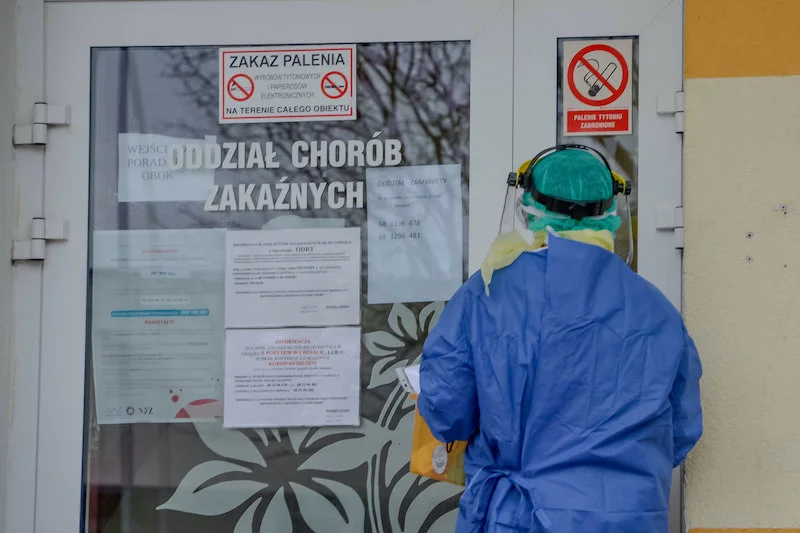 17-latek miał nietypowe objawy zakażenia koronawirusem.