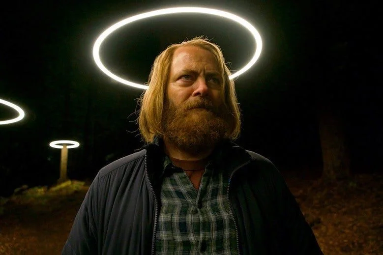 W rolę enigmatycznego geniusza Foresta wcielił się Nick Offerman