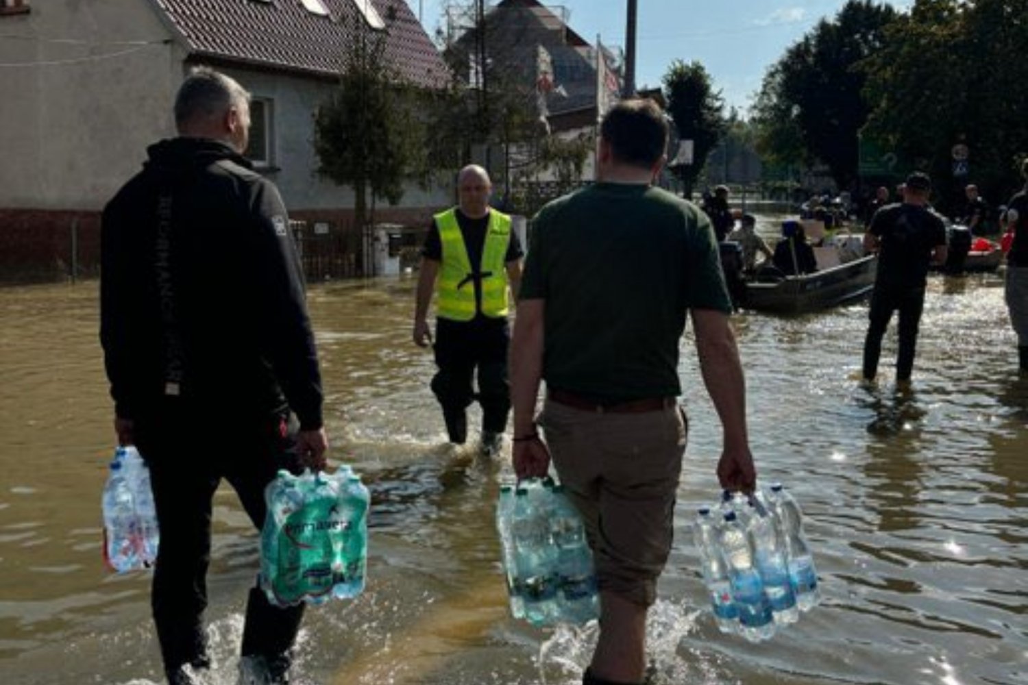 Niemiecki poseł pomaga w Polsce z powodzią.