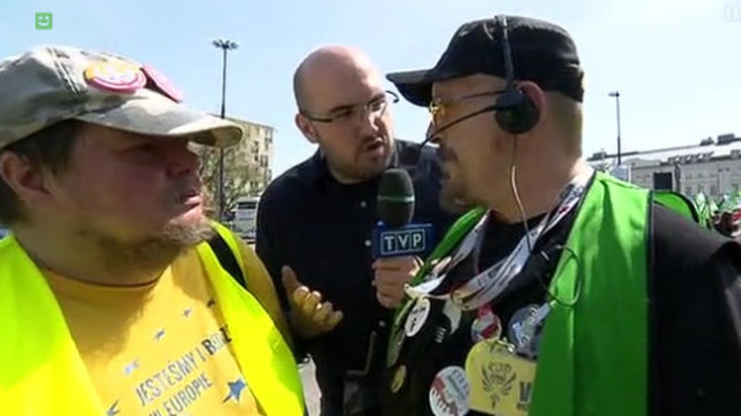 Jarosław Olechowski z TVP nie miał szans dotrzeć do uczestnika Marszu Wolności.