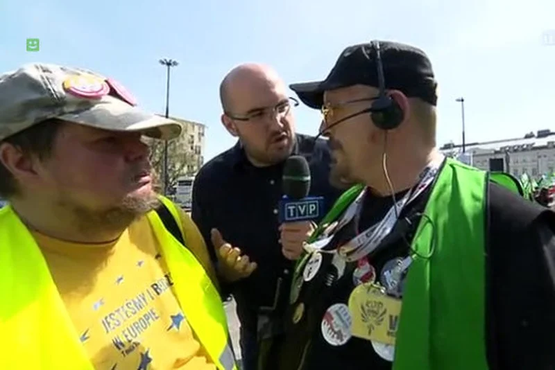 Jarosław Olechowski z TVP nie miał szans dotrzeć do uczestnika Marszu Wolności.