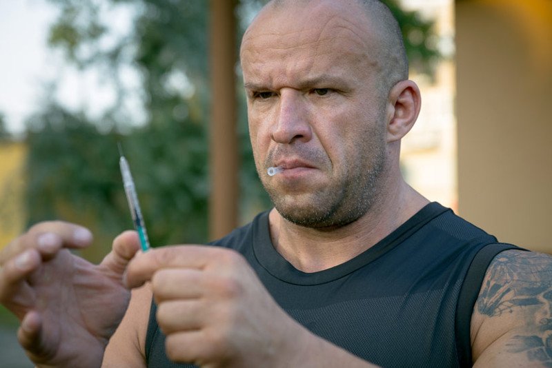 Afera z Tomaszem Oświecińskim - miał grozić kierownikowi planu.