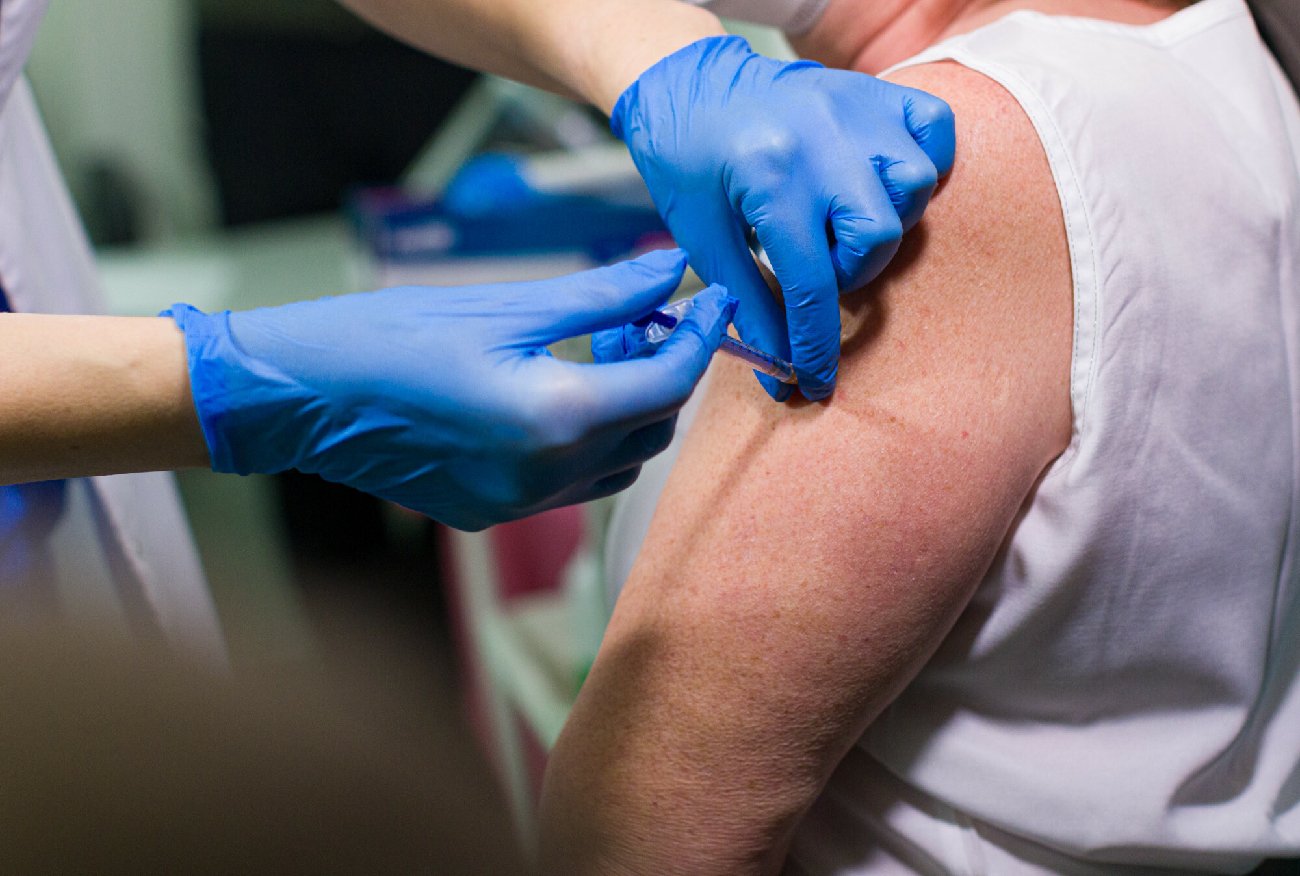 Obowiązkowe szczepienia i lockdown? Polacy zabrali głos