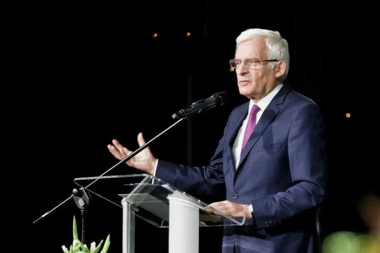 Jerzy Buzek wspomina, jak przed laty Viktor Orbán doradzał mu jak najszybsze przejęcie mediów publicznych. Wygląda na to, że PiS skorzystało z rady premiera Węgier.