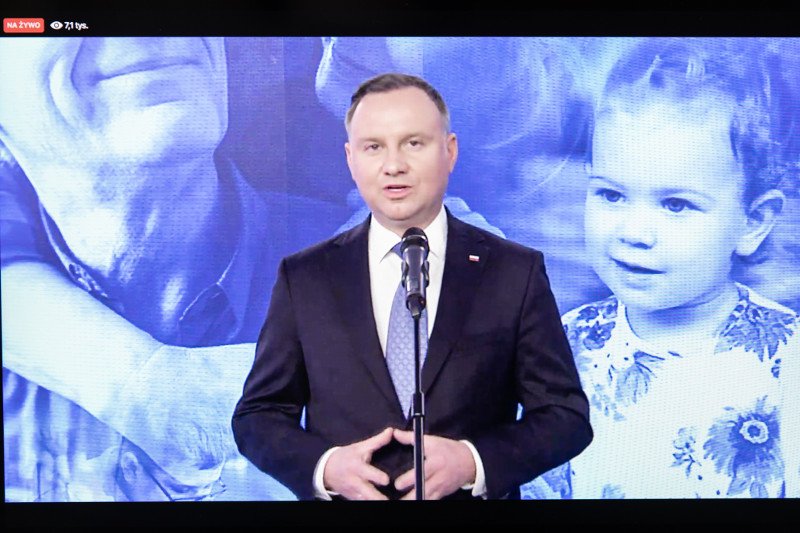 W poniedziałek rano prezydent Andrzej Duda podpisał publiczną deklarację, w której zobowiązał się, że nie zlikwiduje 500+ i nie podniesie wieku emerytalnego.