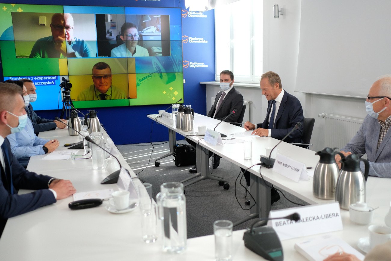 29 lipca Donald Tusk spotkał się z członkami Rady Medycznej ds. COVID-19 przy premierze Mateuszu Morawieckim.