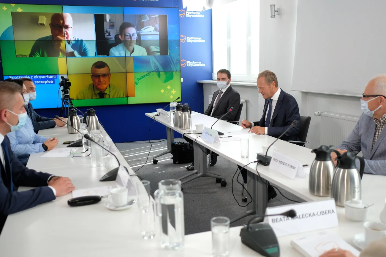 29 lipca Donald Tusk spotkał się z członkami Rady Medycznej ds. COVID-19 przy premierze Mateuszu Morawieckim.