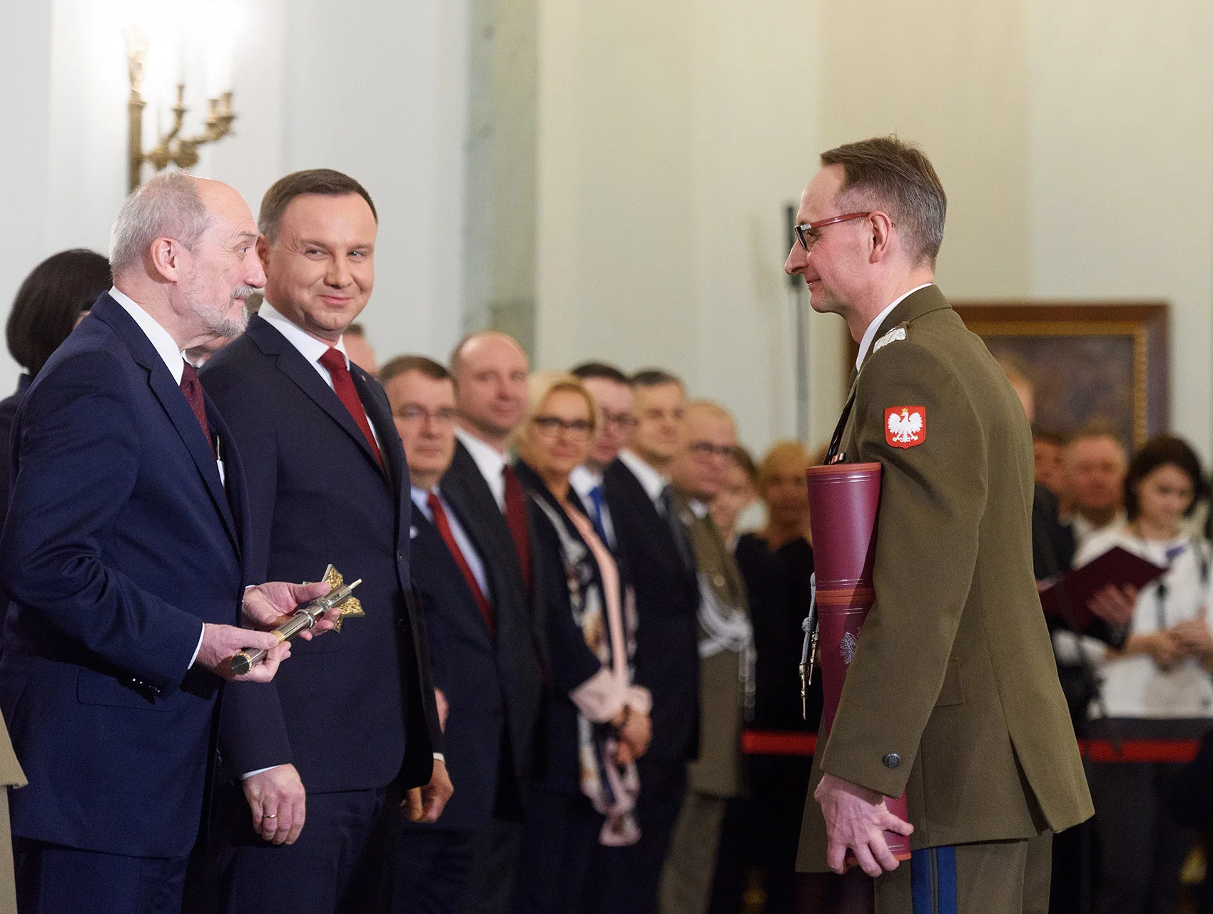 Prezydent Andrzej Duda mianował Grzegorza Gieleraka na generała dywizji, a Antoni Macierewicz, ówczesny szef MON uhonorował buzdyganem