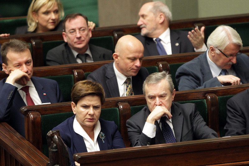 Beata Szydło w męskim gronie. Posłom nikt koszul nie wypomina.