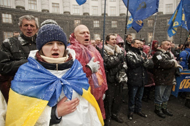 Kobieta śpiewająca hymn Ukrainy