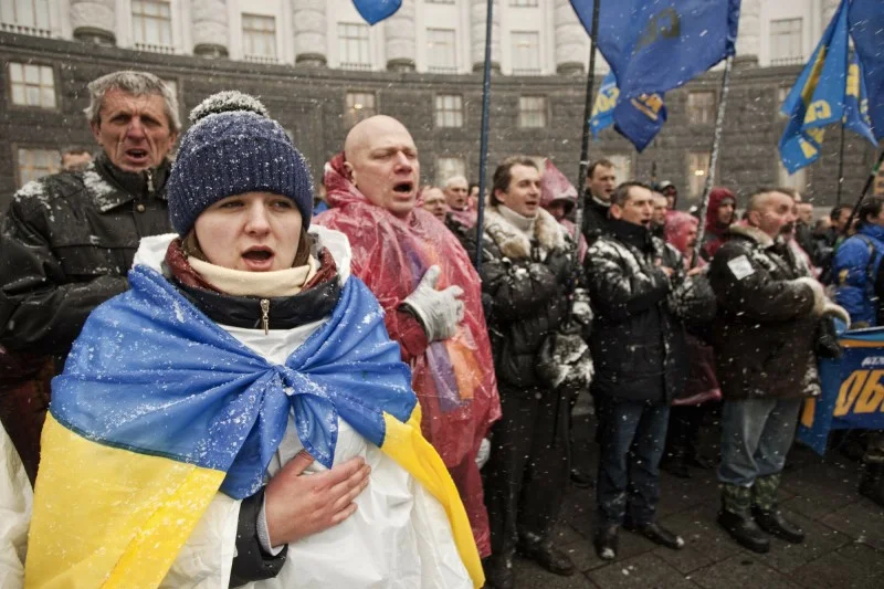 Kobieta śpiewająca hymn Ukrainy