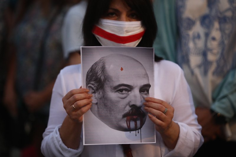 Aleksander Łukaszenka jest przeciwnikiem biało-czerwono-białej flagi. Biało-czerwono-biała flaga w latach 1991-95 była jednym z symboli narodowych Białorusi. Zmieniono ją w wyniku referendum zarządzonego przez Aleksandra Łukaszenkę.