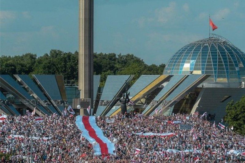Kolejny dzień protestów na Białorusi. Antyreżimowy Marsz Wolności przechodzi przez Mińsk.