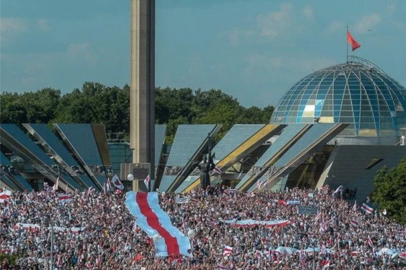 Kolejny dzień protestów na Białorusi. Antyreżimowy Marsz Wolności przechodzi przez Mińsk.