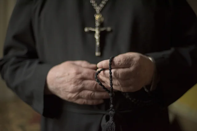 Czy księża powinni mieć prawo odmowy udzielenia chrztu? Fot. Neville Elder / Shutterstock.com