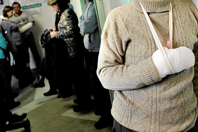 Czy młodzi ludzie zatrudnieni na tzw. umowach śmieciowych muszą oszczędzać na zdrowiu z powodu braku ubezpieczenia zdrowotnego?