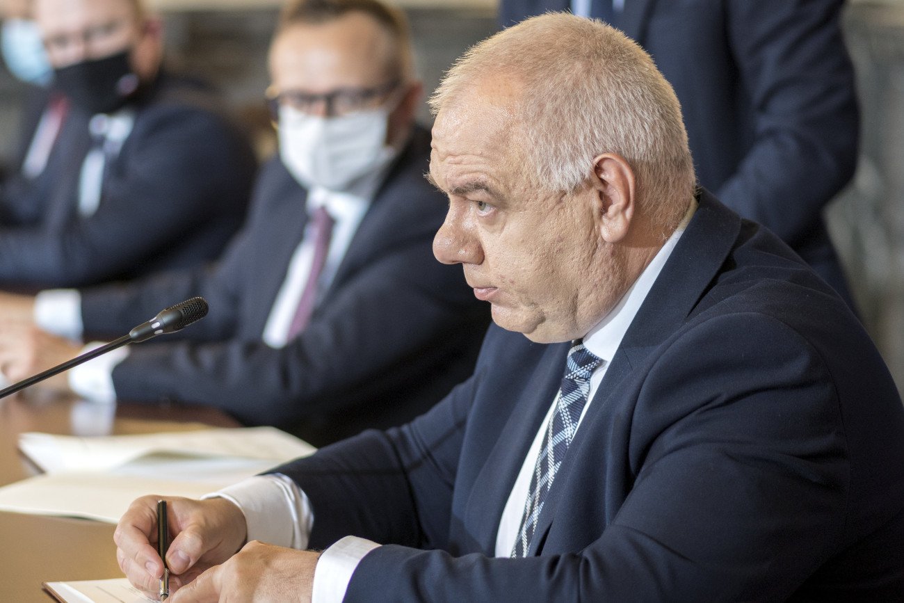 Teść Jacka Sasina nie zrezygnuje z państwowej posady.