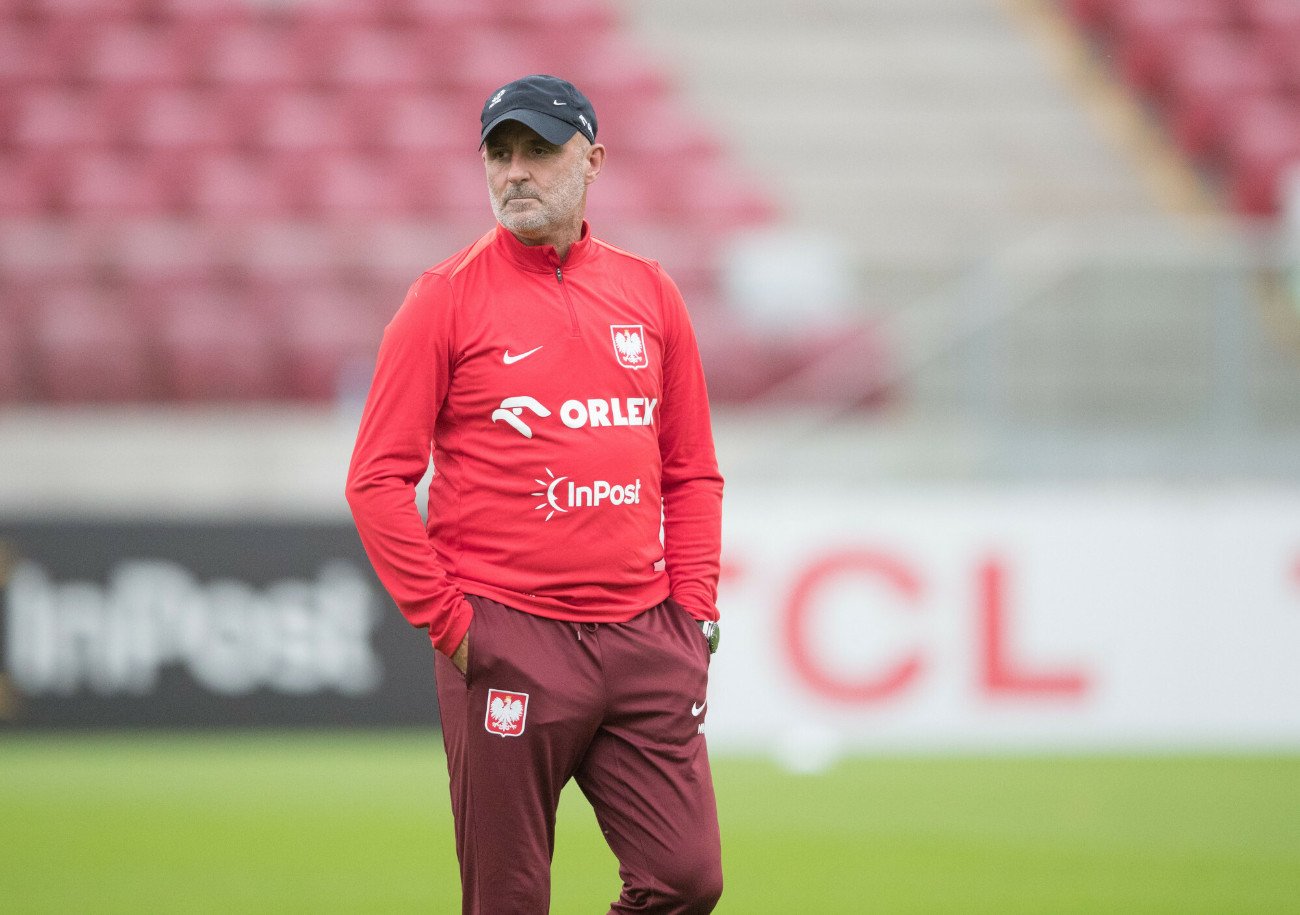 Michał Probierz mówi, że on krytyką się nie przejmuje, ale piłkarzom należy się wsparcie.