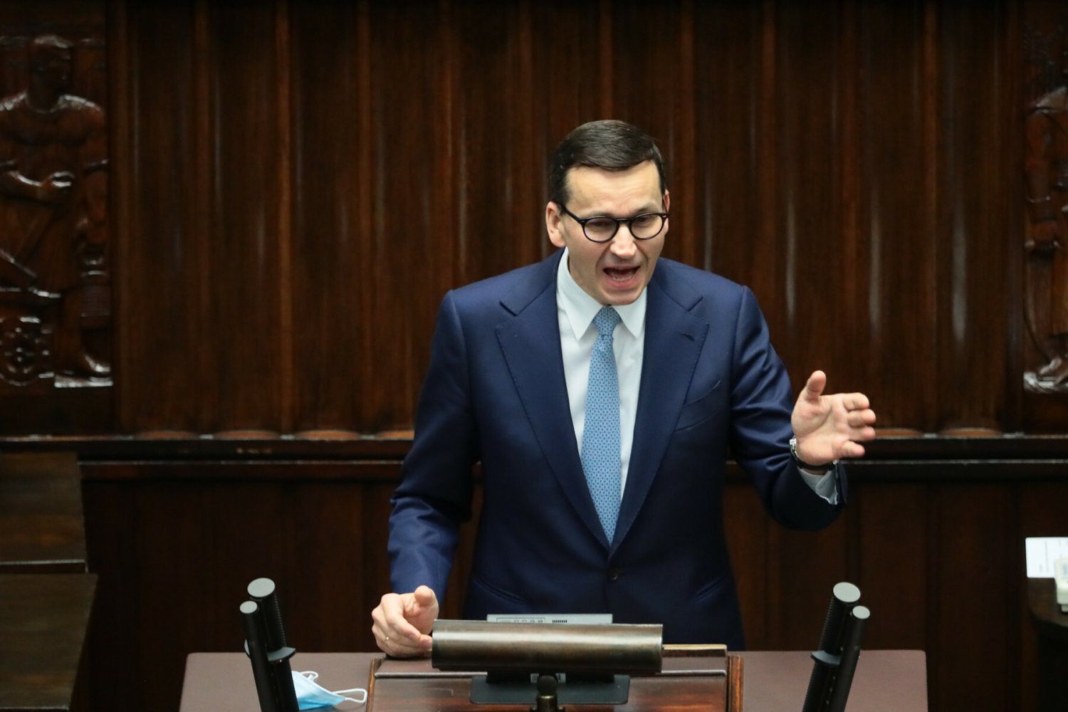 KE wszczyna procedurę naruszeniową przeciwko Polsce, a premier mówi o tym, że "niektórzy próbują nadać wyrokom TK zabarwienie polityczne".