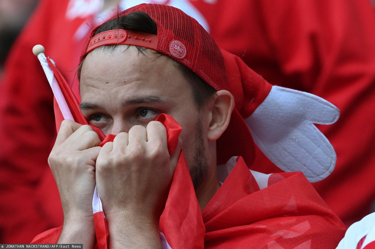 Duński kibic na stadionie w Kopenhadze podczas reaninacji Eriksena