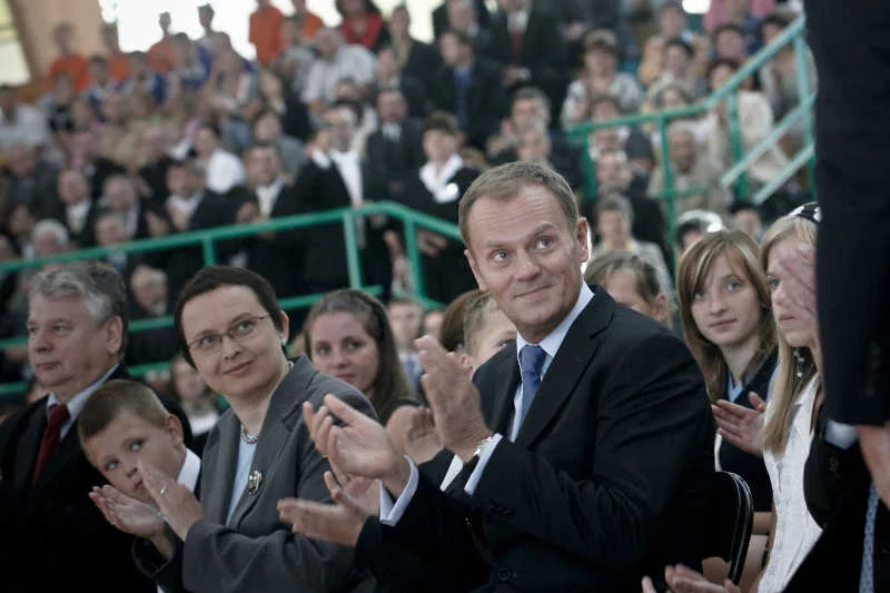Donald Tusk zapewnił, że do września 2014 roku pojawi się darmowy podręcznik do pierwszej klasy. Na zdjęciu z Katarzyną Hall, byłą minister edukacji.