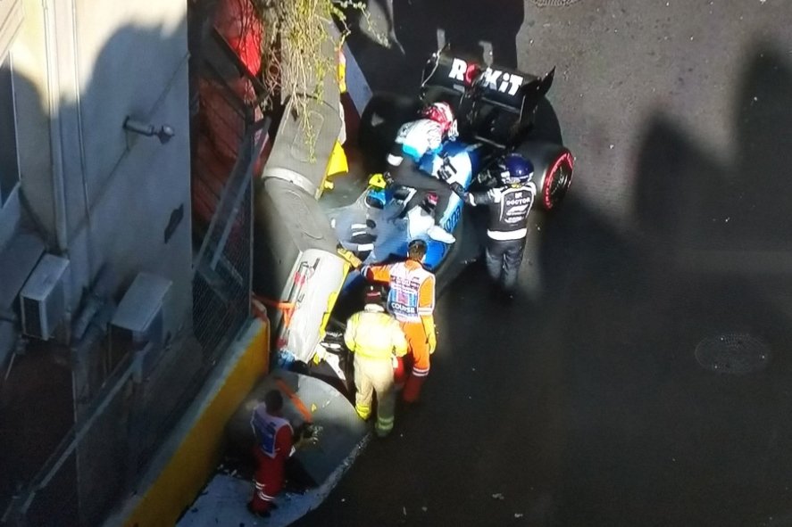 Robert Kubica rozbił bolid w zakręcie numer osiem.