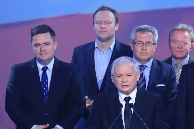 Mastalerek (z tyłu) rywalizuje o wpływy z rzecznikiem PiS Adamem Hofmanem