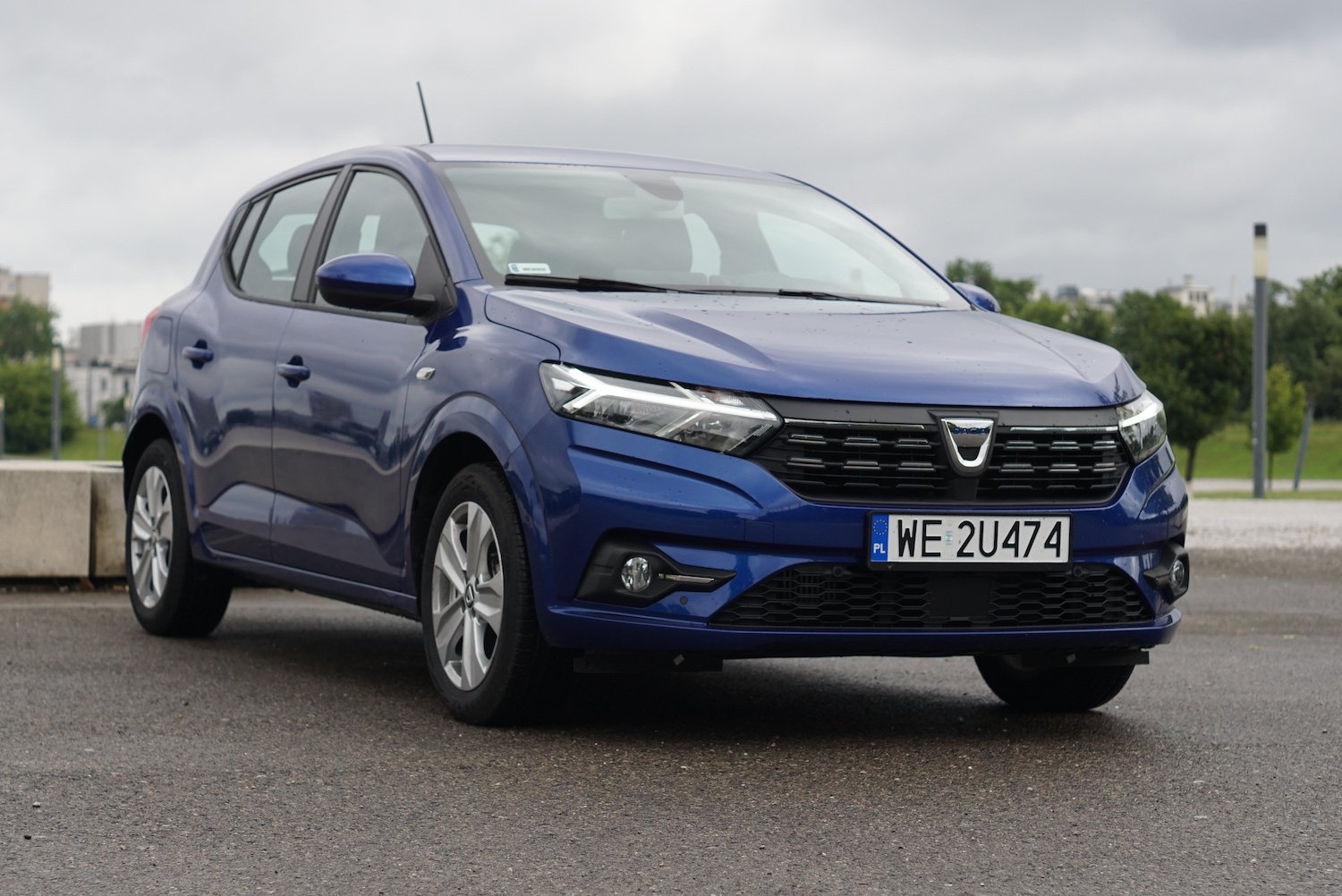 Nowa Dacia Sandero wygląda dużo lepiej, a jej cena może skusić wszystkich, którzy szukają praktycznego auta na co dzień.