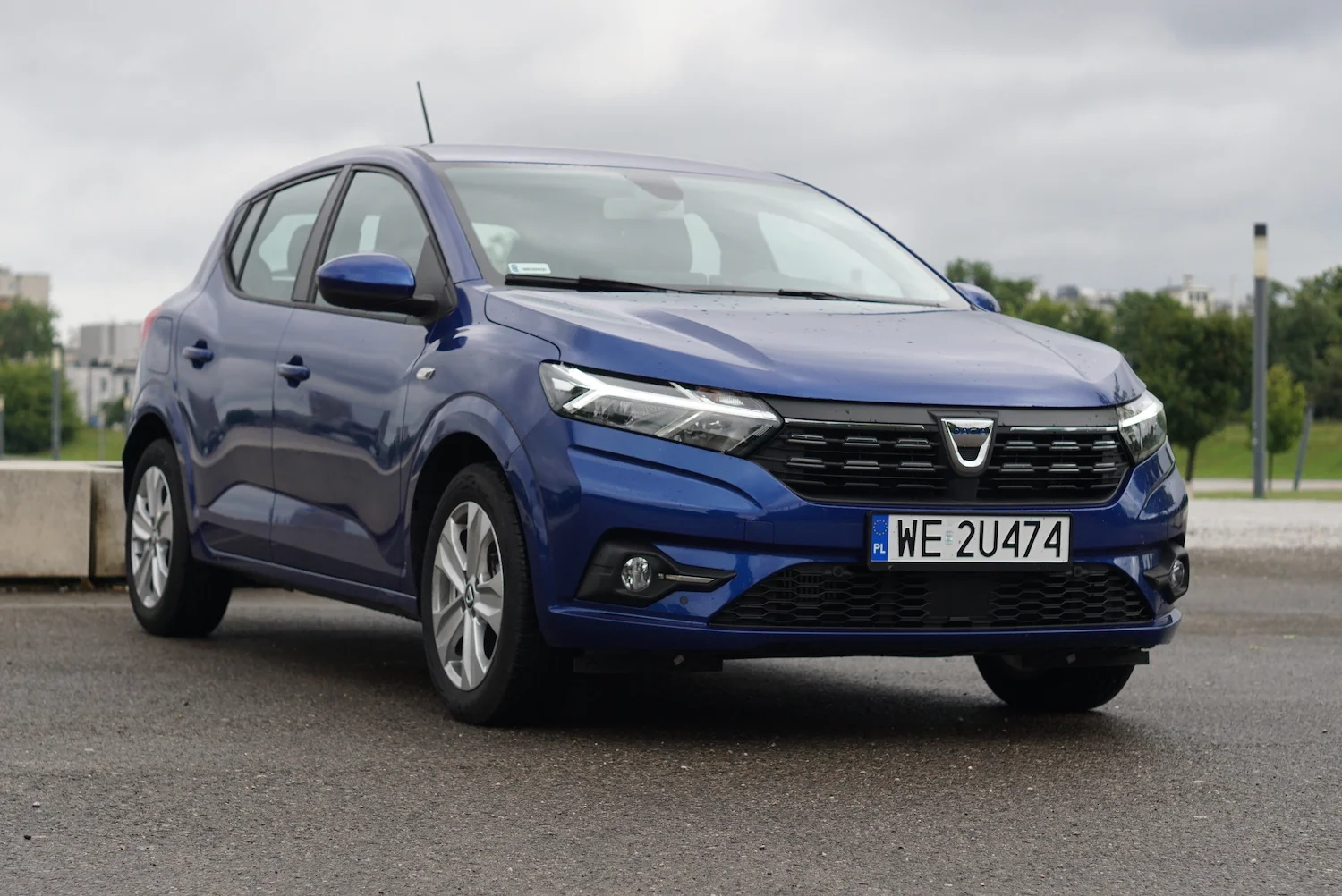 Nowa Dacia Sandero wygląda dużo lepiej, a jej cena może skusić wszystkich, którzy szukają praktycznego auta na co dzień.