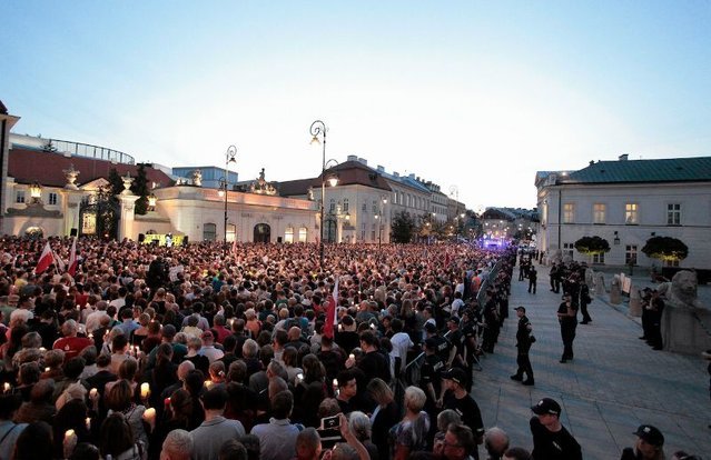Tak było przed Pałacem Prezydenckim 18 lipca. "My chcemy weta!" – apelował tłum.