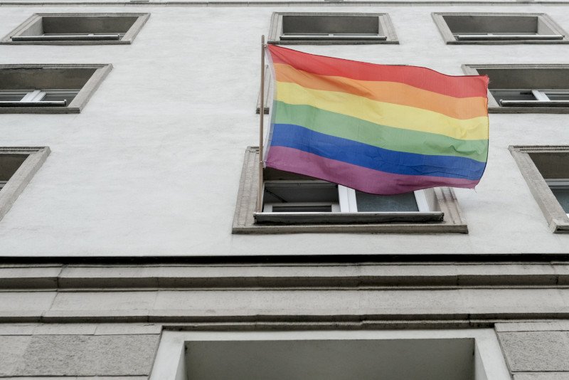 Sąsiadom nie spodobała się wywieszona tęczowa flaga.