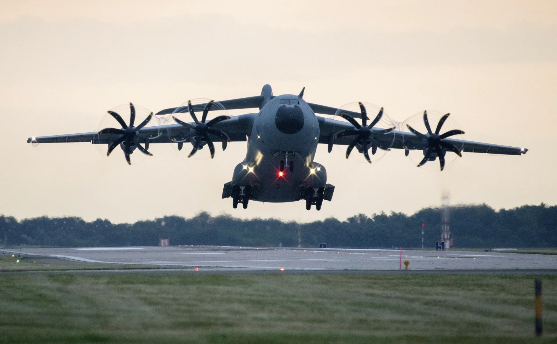 Samolot Airbus A400M startuje wcześnie rano w poniedziałek z Hanoveru, aby ewakuować ludzi z Afganistanu.