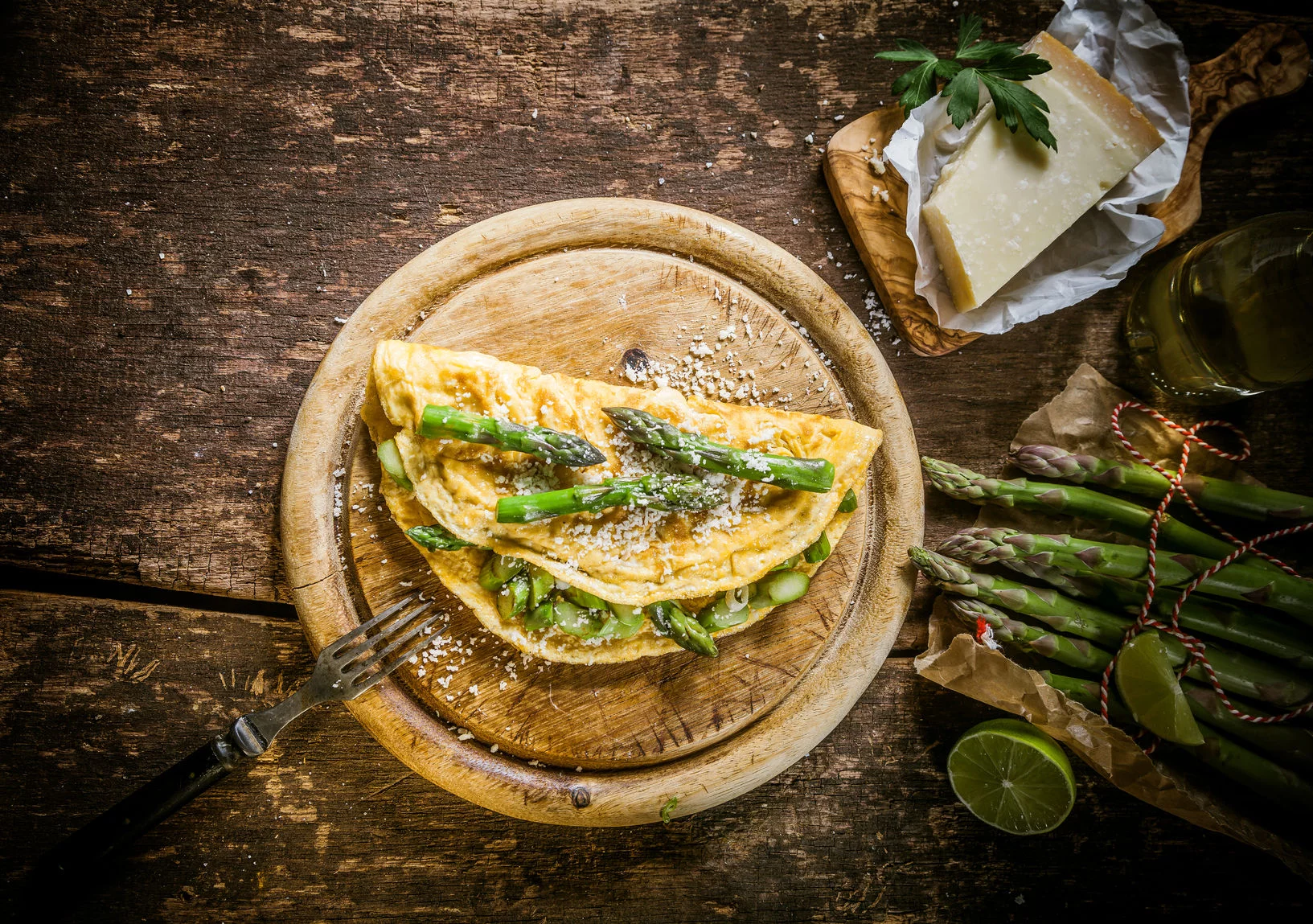 W sam raz na szybkie i zdrowe śniadanie: omlet ze szparagami i szynką. Można także podać z podsmażonymi pomidorkami koktajlowymi.