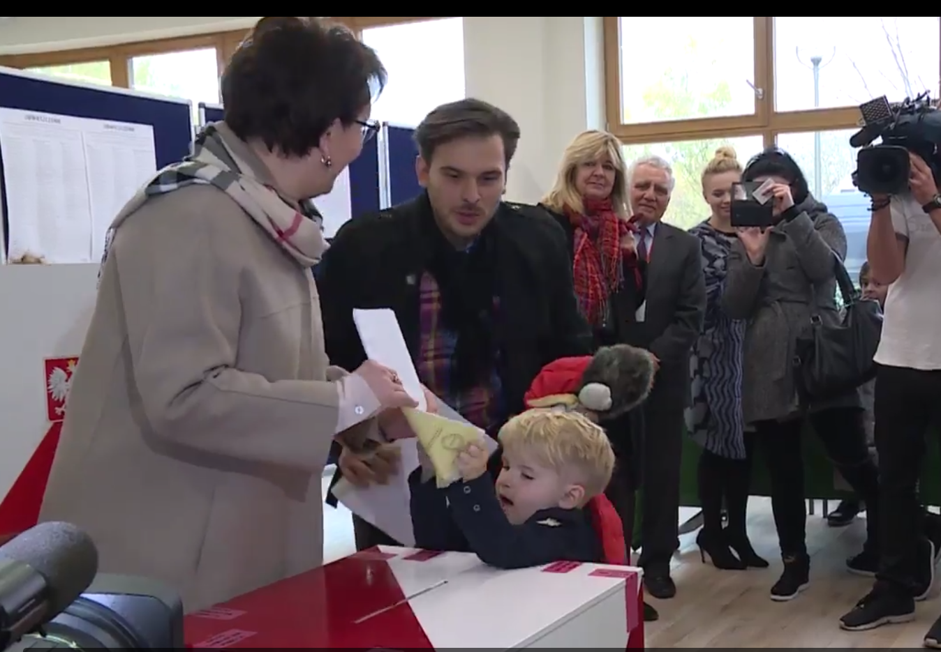 Premier Ewa Kopacz zagłosowała w wyborach, ale utrudnił jej to nieco kilkuletni wnuczek