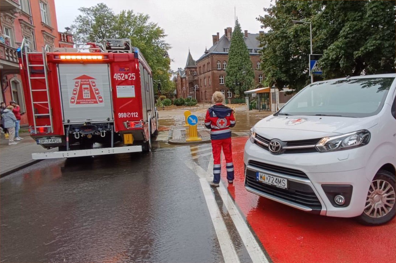 Ruszyły wielkie zbiórki dla powodzian Powódź w południowej Polsce. Ruszyły zbiórki i pomoc dla mieszkańców