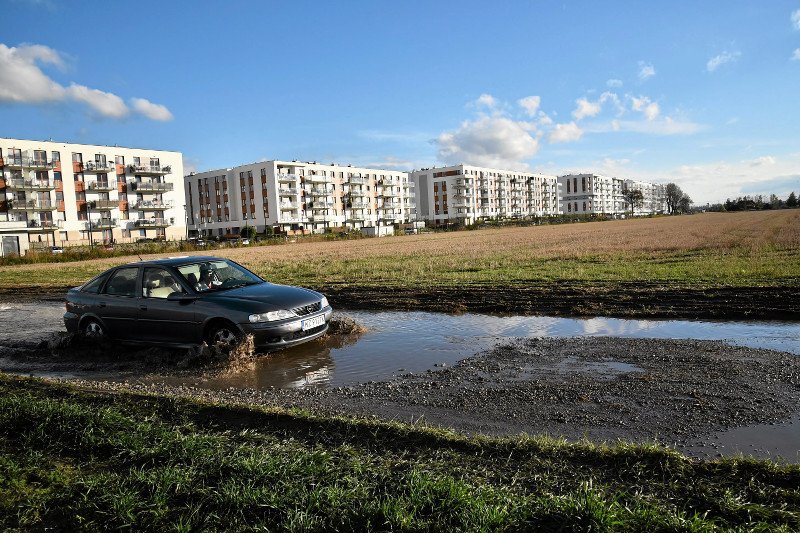 Płoty, domofony, kody i jeszcze "pan Marian" na portierni. Ludzie, zamieniliście swoje osiedla w więzienia!