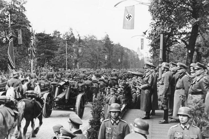 "Fall Weiss. Najazd na Polskę 1939", książka Roberta Forczyka, to kompleksowe podsumowanie kampanii wrześniowej, a także polemika z głównymi mitami narosłymi wokół agresji hitlerowskich Niemiec na Polskę w 1939 roku