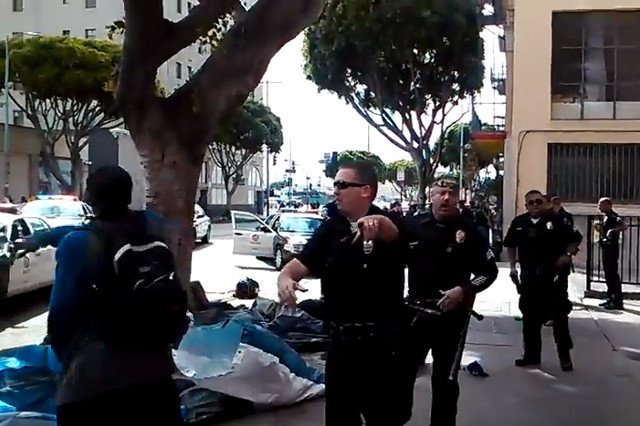 Po zastrzeleniu bezdomnego część świadków zaczęła protestować przeciwko brutalności policji