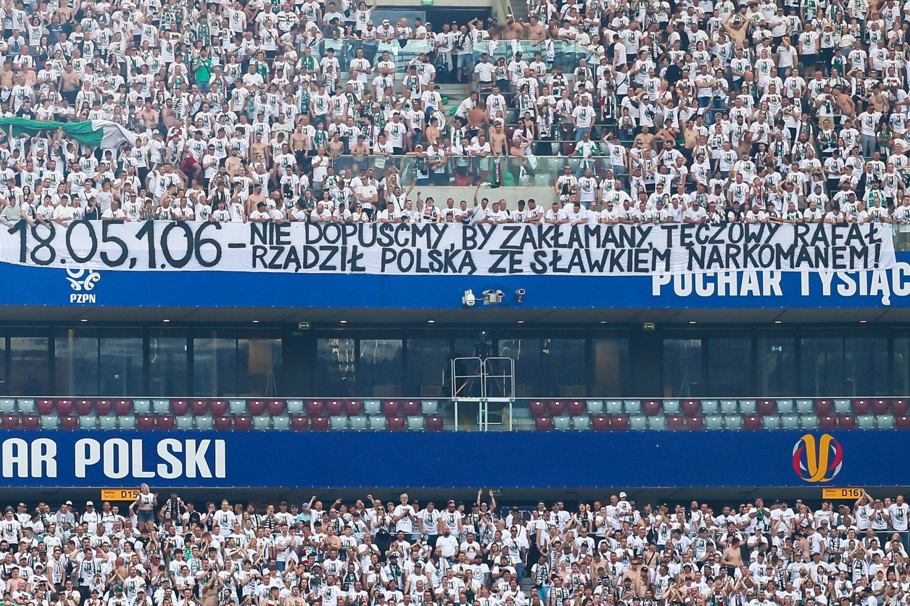 Kibice Legii nie odpuszczają Trzaskowskiemu. Taki transparent wywiesili na  Narodowym | naTemat.pl