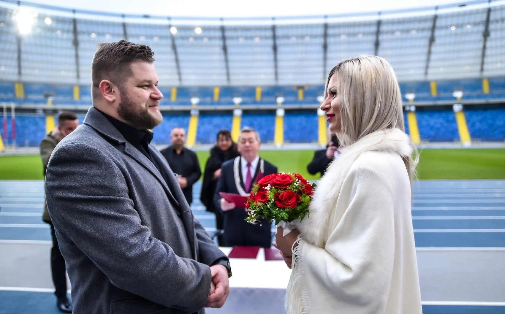 Paweł Fajdek i jego wybranka Sandra Cichocka zainscenizowali ślub na Stadionie Śląskim