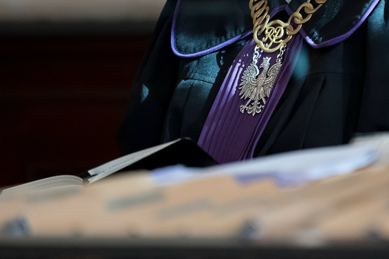 Jak uzyskać warunkowe umorzenie postępowania karnego? Wyjaśniamy najważniejsze zasady wynikające z Kodeksu karnego. Wyjaśniamy, jak przed sądem lub w prokuraturze uzyskać warunkowe umorzenie postępowania karnego.